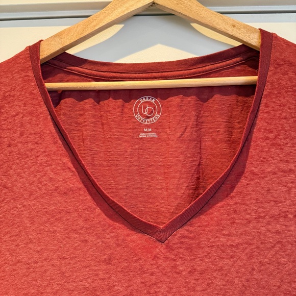 3/$15‼️Urban Outfitters Basic V-Neckline Soft T-Shirt, Size M, Brick Red - Picture 4 of 7